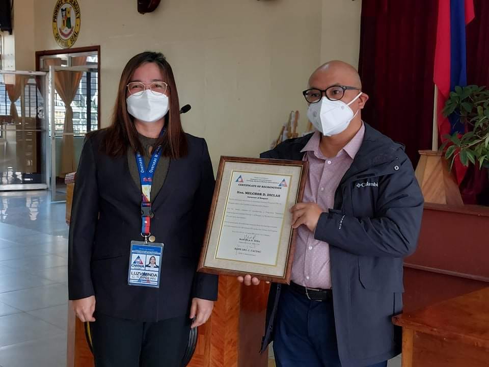January-17-2022-Governor-Dr.-Melchor-Daguines-Diclas-receives-a-Certificate-of-Recognition-from-the-Overseas-Workers-Welfare-Administration-OWWA